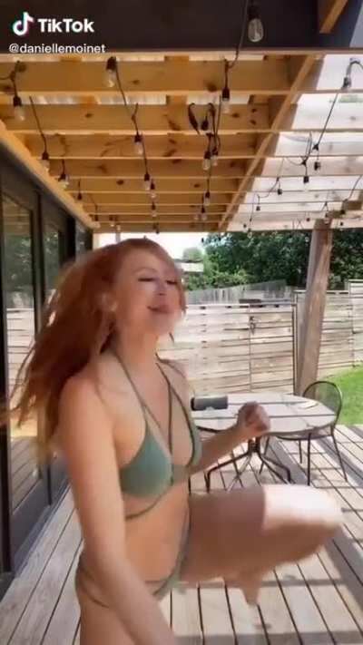 Danielle Moinet twerking
