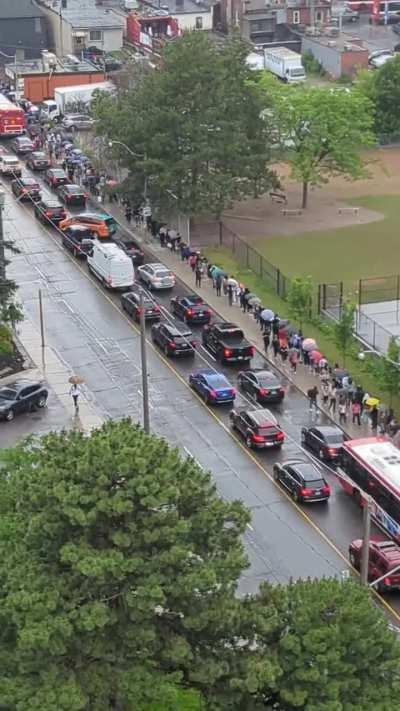 Line for shuttle buses at Davisville Station