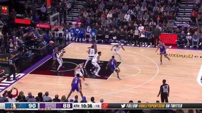 [Highlight] De’Aaron Fox goes 1 on 5 and hits an outrageous scoop shot