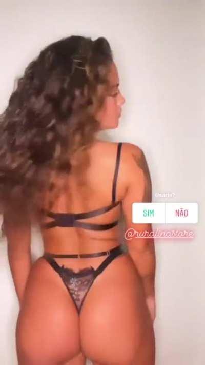 Julia Bacellar (@djjuliabacellar)