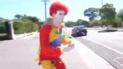 Beelce cuando ve a un elitista en auto