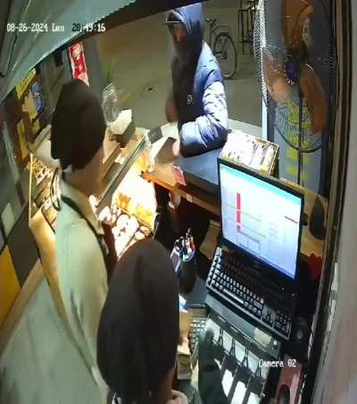 La Plata: Delincuente intentó robar un local de empanadas, pero uno de los empleados se negó a darle la recaudación 