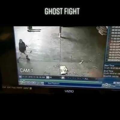 Faxineiro vs Fantasma