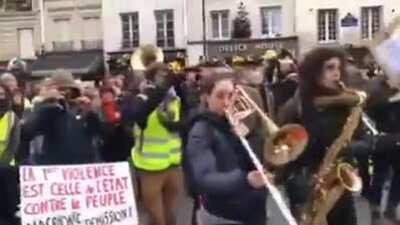 Cabros alguien sabe cual es el nombre de la canción?