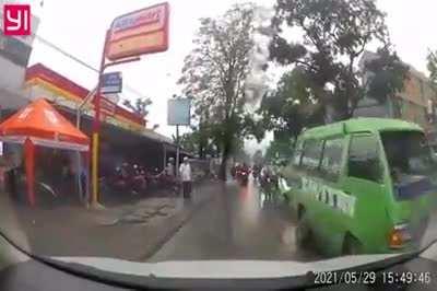 Auto logic warga +62, yang salah harus lebih galak dan sebisanya minta ganti rugi, lumayan dapur bisa ngebul