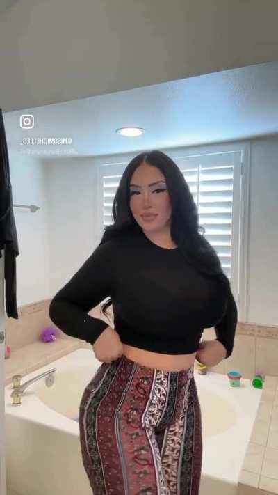 1 or 2 ⁉️ Big Booty Auntie VS Big Booty Niece 