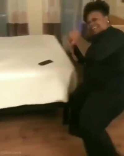 meu deus,eu tô igual a esse meme na frente do espelho tentando botar na minha cabeça que eu não posso me casar com o Goularte