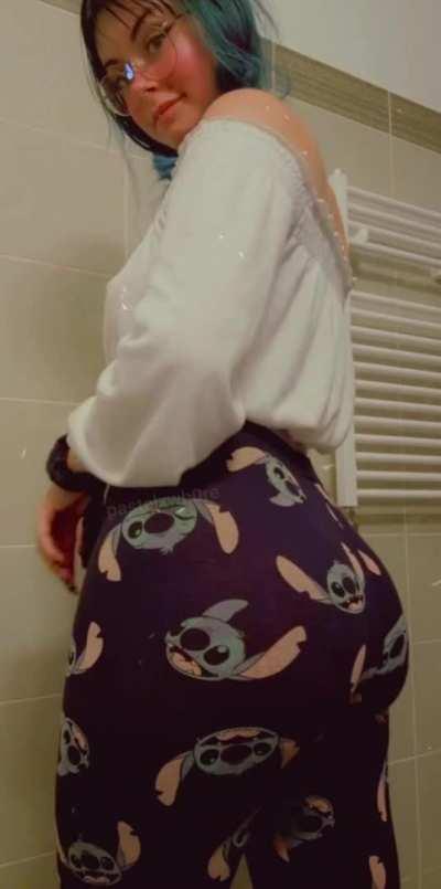 Jiggling with and without leggings ♡