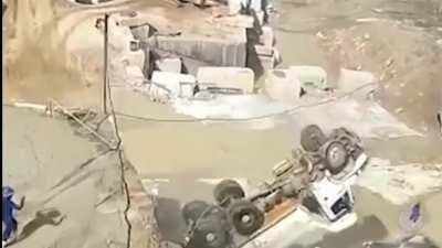 Mining accident in Brazil. The truck's break fails and driver jumps out last second.
