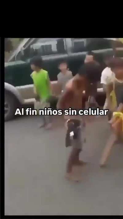 El uso excesivo del celular en niños puede afectar el desarrollo cognitivo y la calidad del sueño.