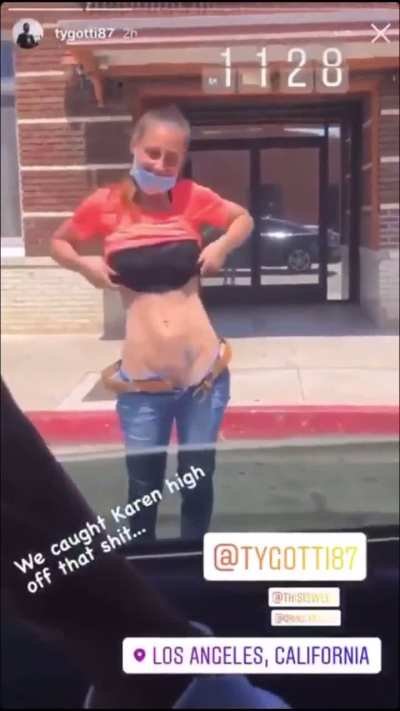 slim thick white shii claps ass in public 😱😱