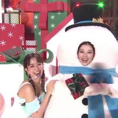 201225 - Princess Jihyo and snowman Sana