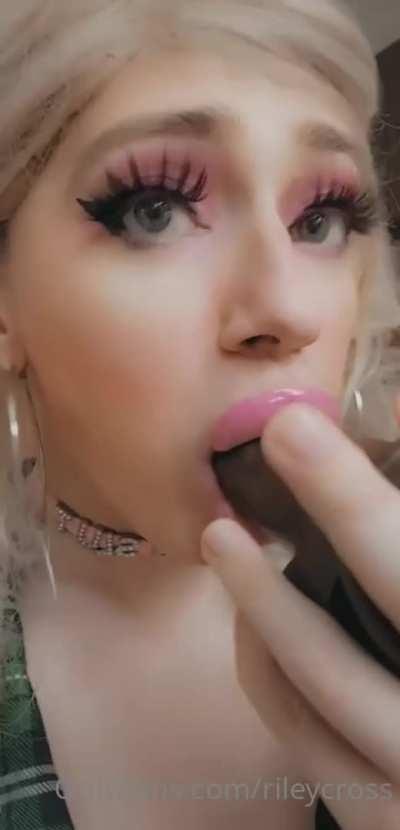 Big lips sucking dildo