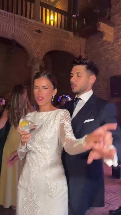 Una cosa que no entiendo es como en un día tan especial como el de tu boda tienes tiempo para esto...? hasta el novio parece incómodo no o soy yo??