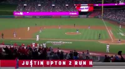 Justin Uptons go ahead HR with titanic music!