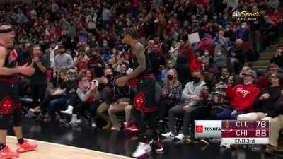 [Highlight] DeRozan hits the tough contested jumper to beat the 3rd quarter buzzer