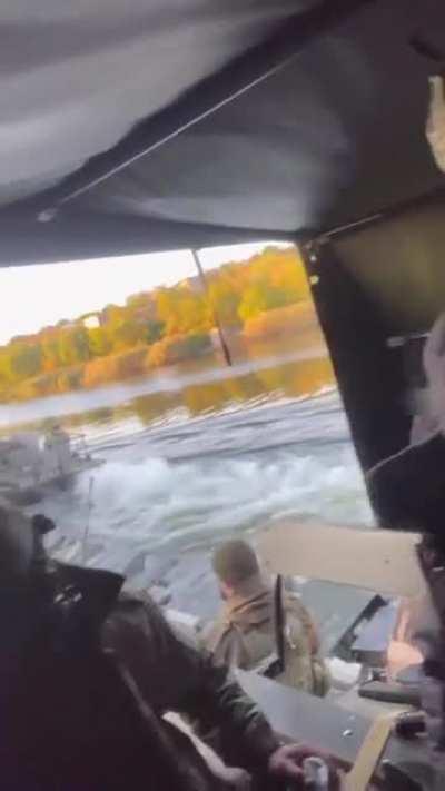 RU pov: Troops crossing over to the left bank of the Dnieper river in Kherson region