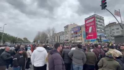 Vatan Caddesi'nde toplanan yurttaşlar 