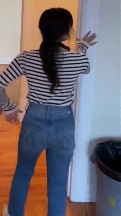 Gotta love Jenna in jeans