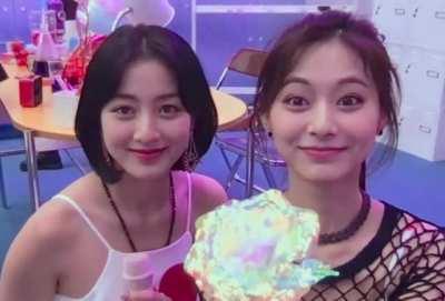 211114 - Tzuyu offers a flower to the camera and gets a cute reaction out of Jihyo