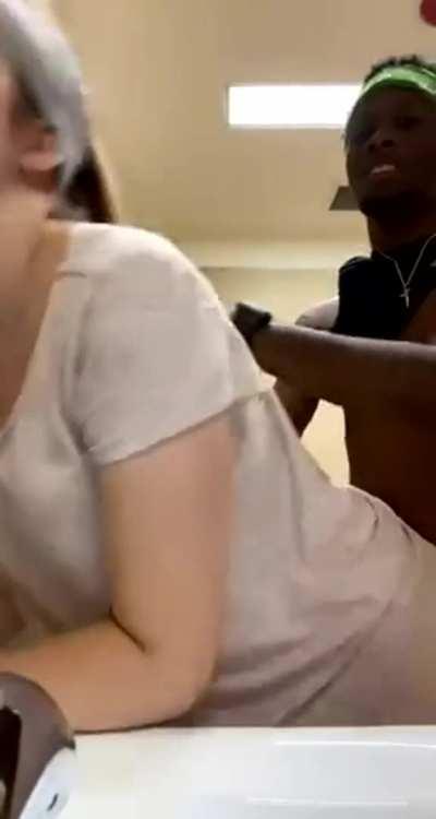 [/r/damngoodinterracial] Black dude fucks his thick white gf