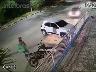 Driver ploughs through car nearly hitting delivery driver