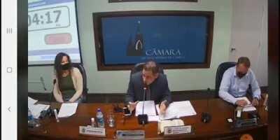 Esses são os nossos governantes... Vereador de Canela fala em pegar um avião e jogar álcool na cidade inteira. O melhor é que ele quer um ''álcool em gel liquido''. 