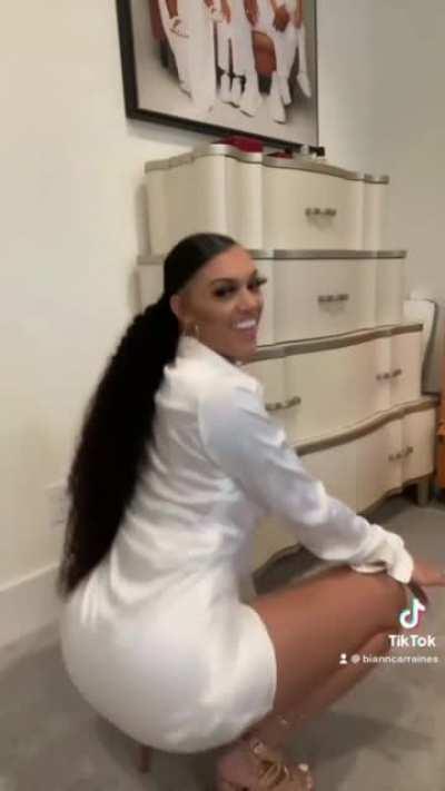 Good lord that ass pop 👏🍆