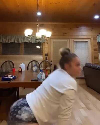 She Making them cheeks clap