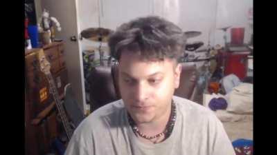 Manchild in his thirties argues with livestream viewers and loudly threatens his father with violence when he asked him to lower the volume of his music