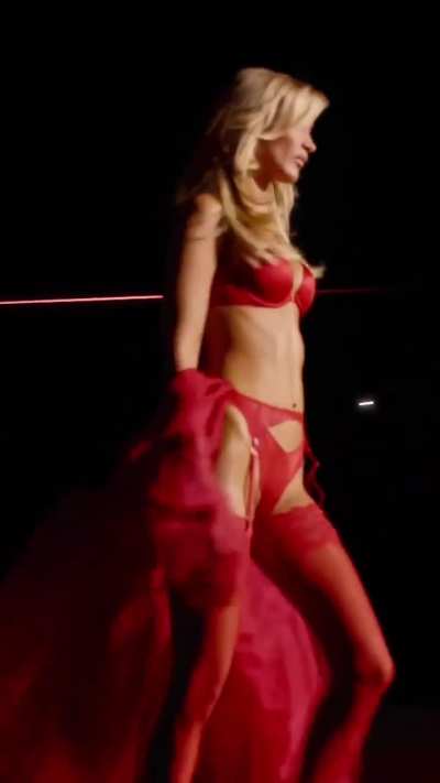 A blonde bombshell Bella Hadid hit glamorously the 2025 Victoria's Secret Fashion Show runway ♥️ October 15,2025
