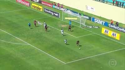 Dois demente do mesmo time disputando a bola um com o outro, acabaram perdendo o gol.