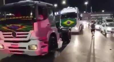 Manifestantes bolsonaristas furaram a barreira policial na Esplanada dos Ministérios, em Brasília, agora há pouco. O trânsito na área estava interditado justamente para evitar esse tipo de manifestação.