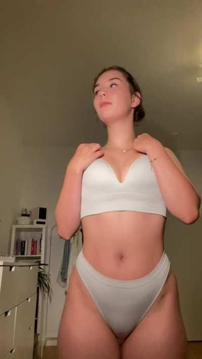 Hiii to the 5 guys who see me stripping half naked 😇