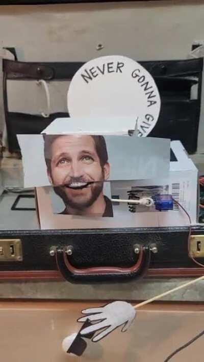 Canadian-talking servo face