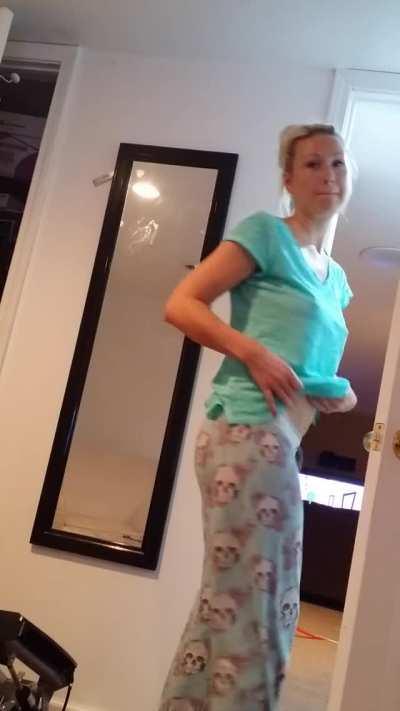 Mature mother of 4 jiggling her 39 year old booty.
