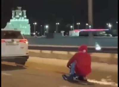 В Воронеже молодой человек привязал санки к машине и едет по городу со скоростью 90 км/ч