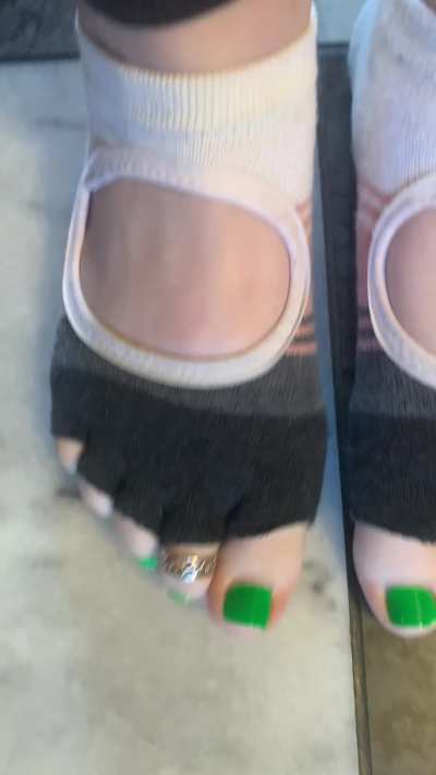 Listen to my toesies 