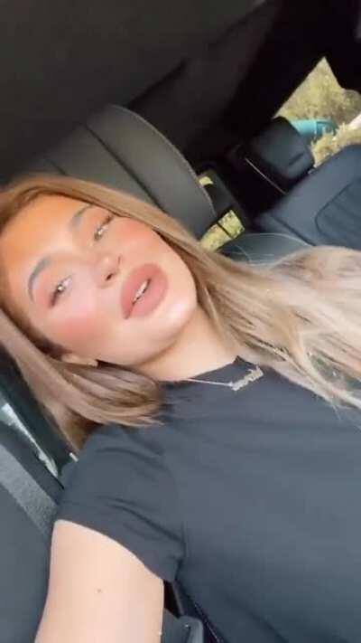 Touching her tit 😍😍😍