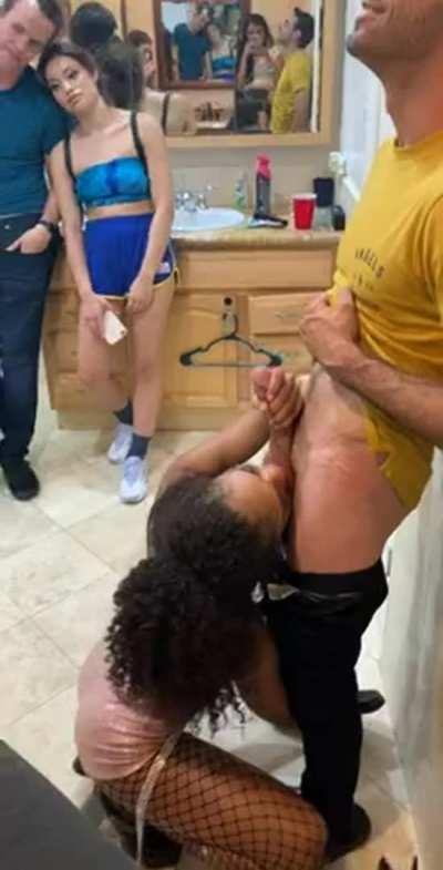 Effortless Deepthroat in front of Roommates