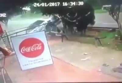 Este accidente automovilístico es patrocinado por coca cola, siente el sabor.