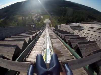 Стою на трамплине в лыжи обутый!