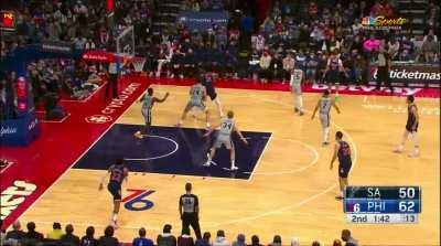 [Highlight] Embiid with a nifty assist to Thybulle for the reverse slam