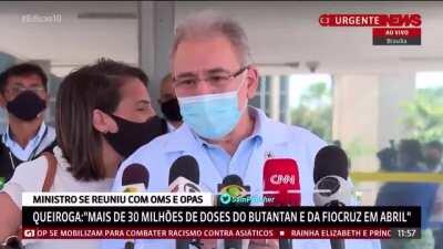 Ministro da sa&uacute;de recebendo o briefing ao vivo