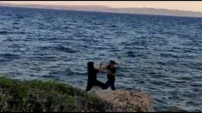 arkadaşım ve ben temel wing chun biliyoruz. Böyle yerlere gidip idman yapıp kafa dağıtıyoruz. Sizce çok mu saçma gözüküyor yoksa hoş mu? (sonuna kadar izleyin bu arada)