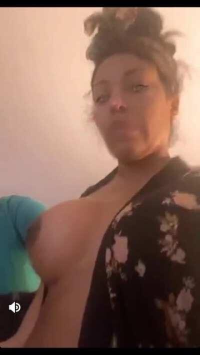 One whole titty😋😋