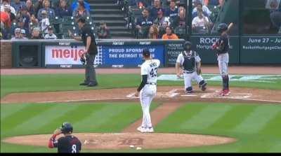 [Highlight] [Highlight] Rocco Baldelli gets a stern warning from the home plate umpire on a very loud hot mic