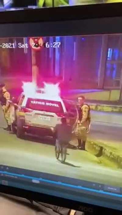 Eu não preciso de ninguém pra fazer merda comigo.