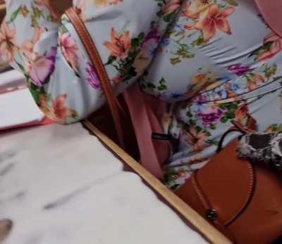 Ustazah, ustazah lupa labuhkan depan orang. Macam mana ni ustazah? 🌙