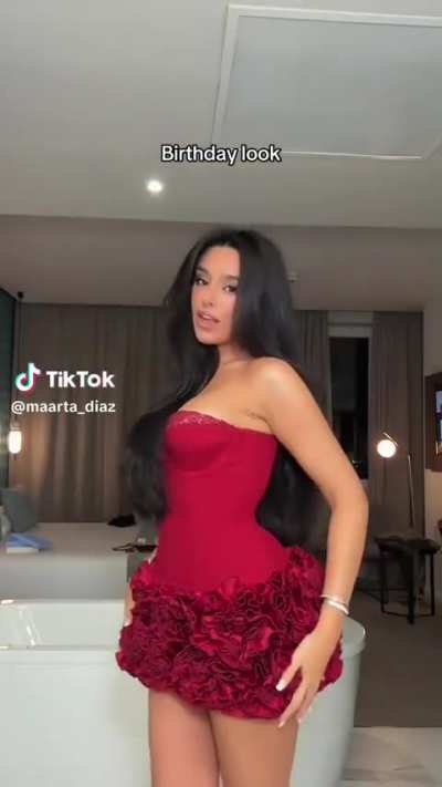 Joderrr pero como enseña las tetas diosss 🤤🤤